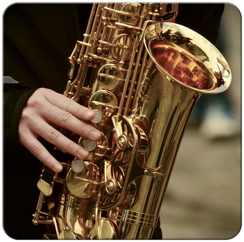 Bühne mit Lautsprechern und Licht, die einen klaren Klang betonen