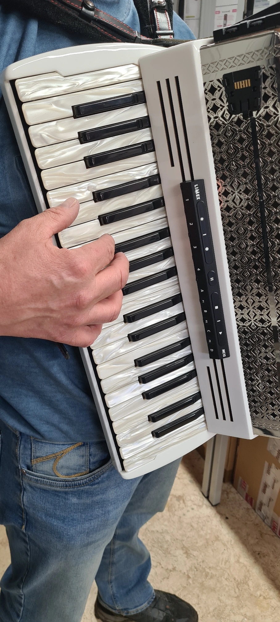 Foto zeigt Spielhand auf der Tastatur für originales Spielgefühl